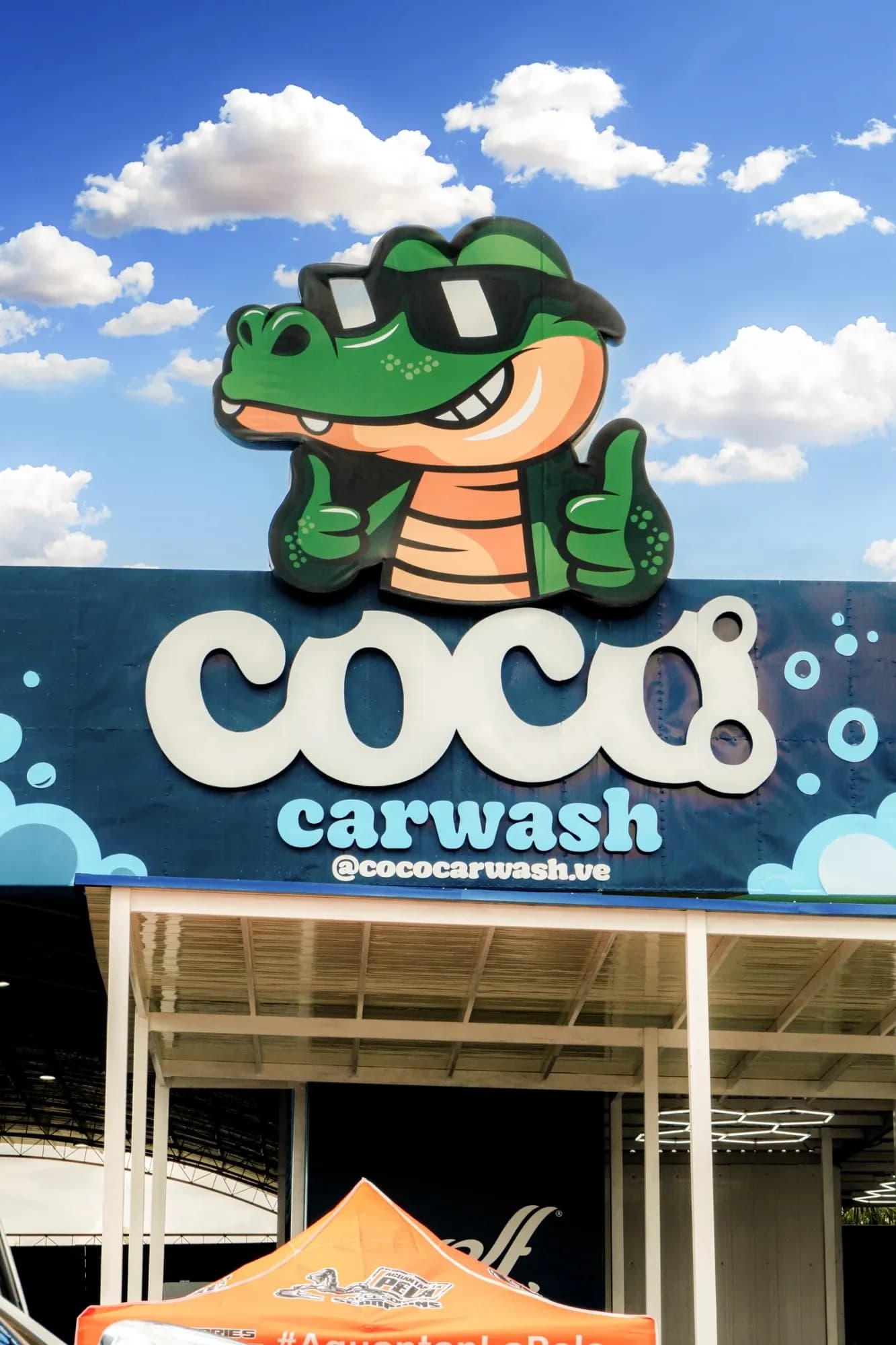 Fachada de Coco Car Wash en la Av. Intercomunal de Maracay