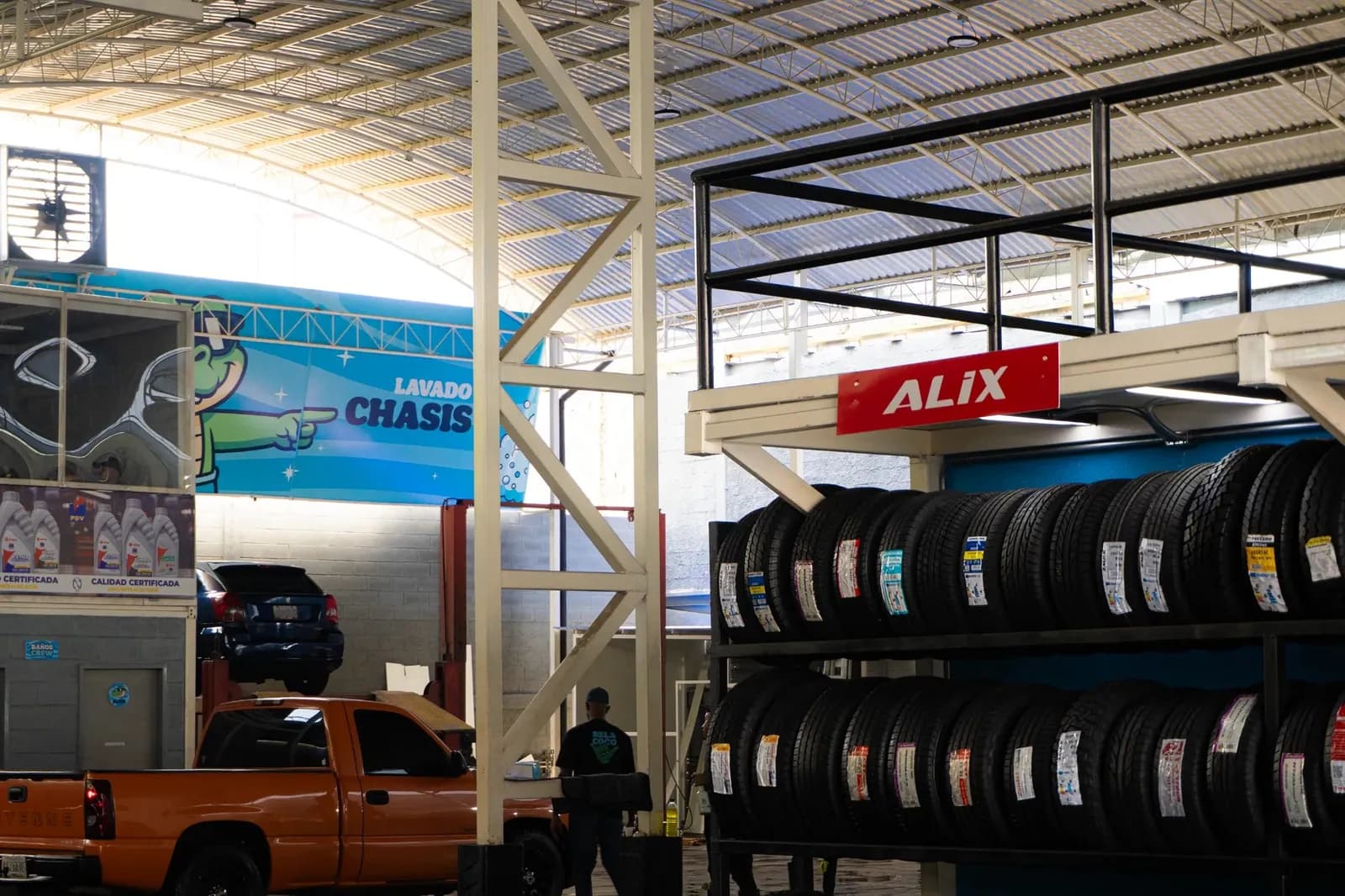 Instalaciones de Coco Car Wash: área de lavado de chasis y exhibición de cauchos